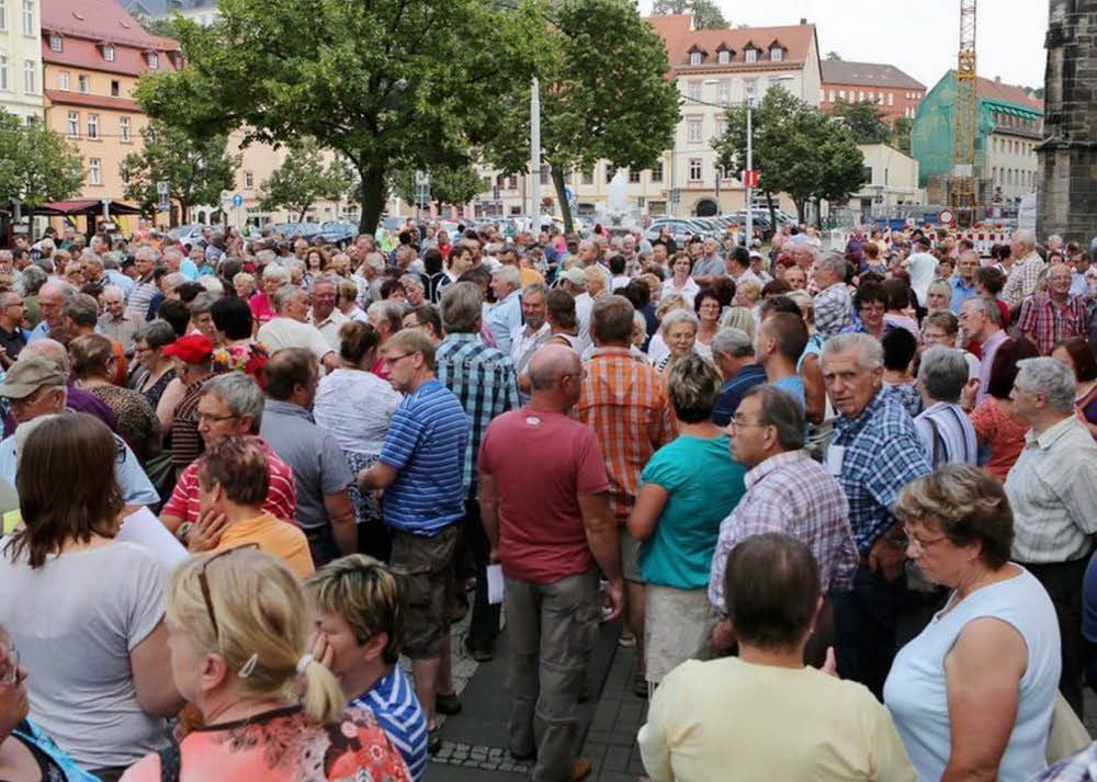 Die Bürgerinitiative für sozial gerechte Abwasserabgaben hatte mehrere Demos vor der Marienkirche initiiert und dabei sehr großen Zuspruch erfahren - wie hier auf dem Archivbild aus dem Sommer 2014.