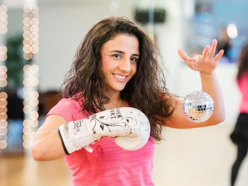 Die Boxerin Susi Kentikian hält eine kleine Discokugel. Foto: Daniel Bockwoldt