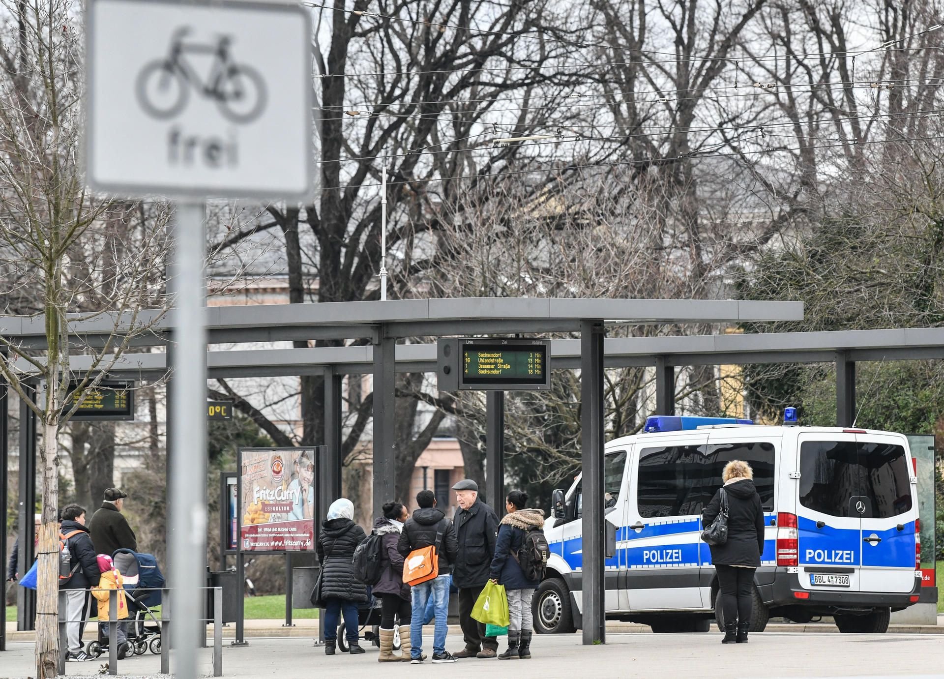 Ein Polizeifahrzeug fährt an einer Haltestelle im Stadtzentrum von Cottbus vorbei.