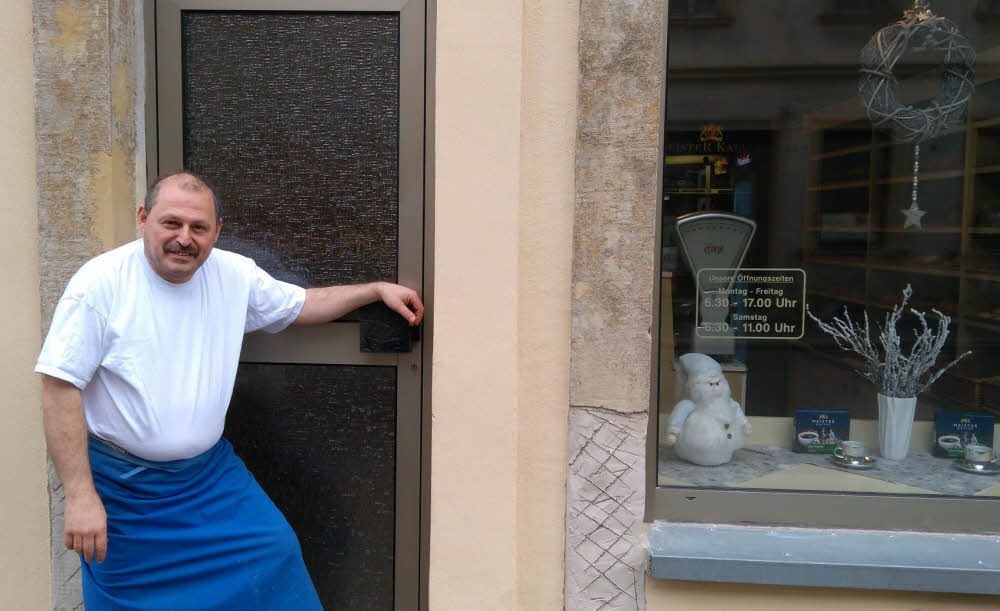 Bäckermeister Thomas Walther vor seinem Geschäft