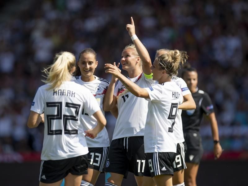 Die DFB-Spielerinnen feiern ihren Sieg gegen Montenegro. Foto: David Inderlied