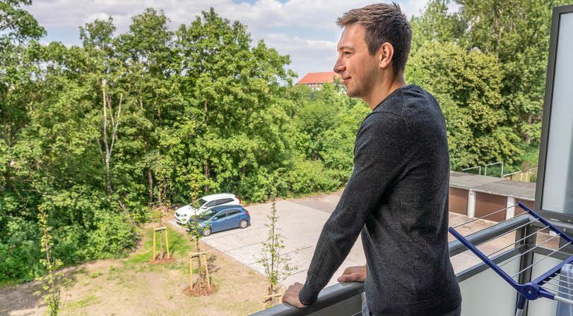 Der Blick ins Grüne vom Balkon entschädigt für die noch fehlende Küche.