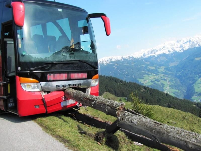 Der verunglückte Bus auf der Zillertaler Höhenstraße.