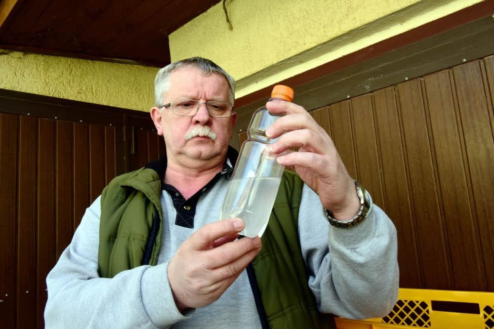 Peter Okon, Chef des Röblinger Anglervereins, füllte gleich eine Probe des unbekannten Stoffes ab.