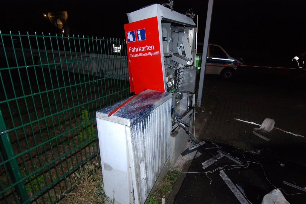 Fahrkartenautomaten sind beliebte Ziele für Anschläge, so wie hier in Schönebeck.