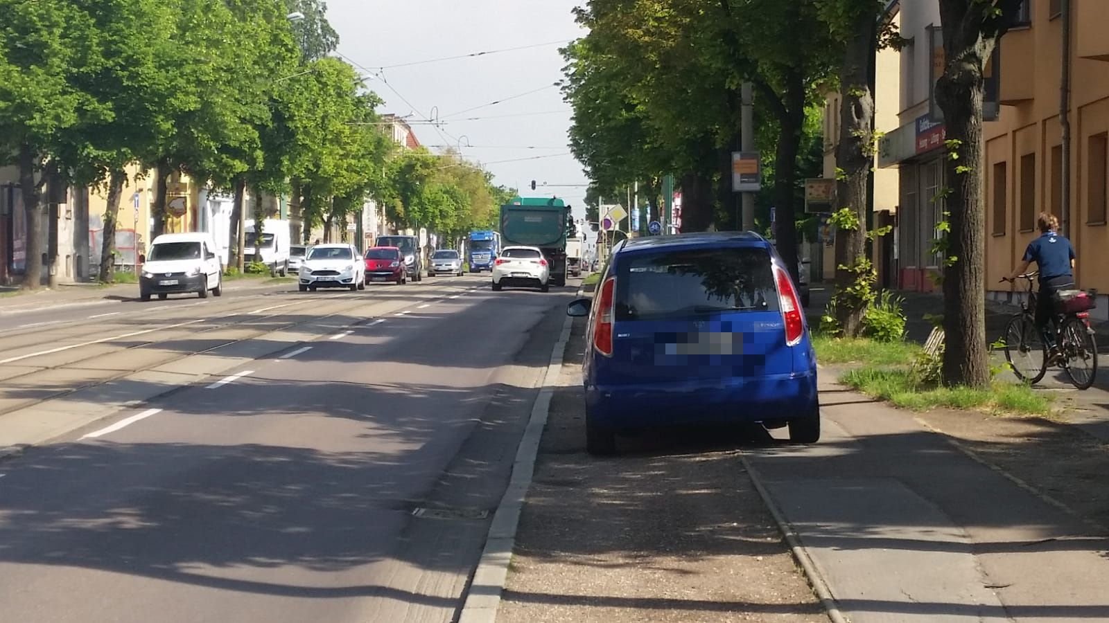 Blitzer blockiert Radweg: Blitzer blockiert Radweg: Ordnungsamt unter  heftiger Kritik für Parkverbot