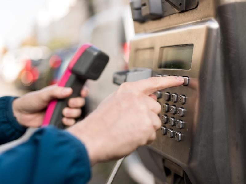Wer kürzlich sein Telefonat an einer öffentlichen Telefonsäule mit Kreditkarte bezahlt hat, war möglicherweise mit einer erhöhten Rechnung konfrontiert. Foto: Alexander Heinl/dpa-tmn