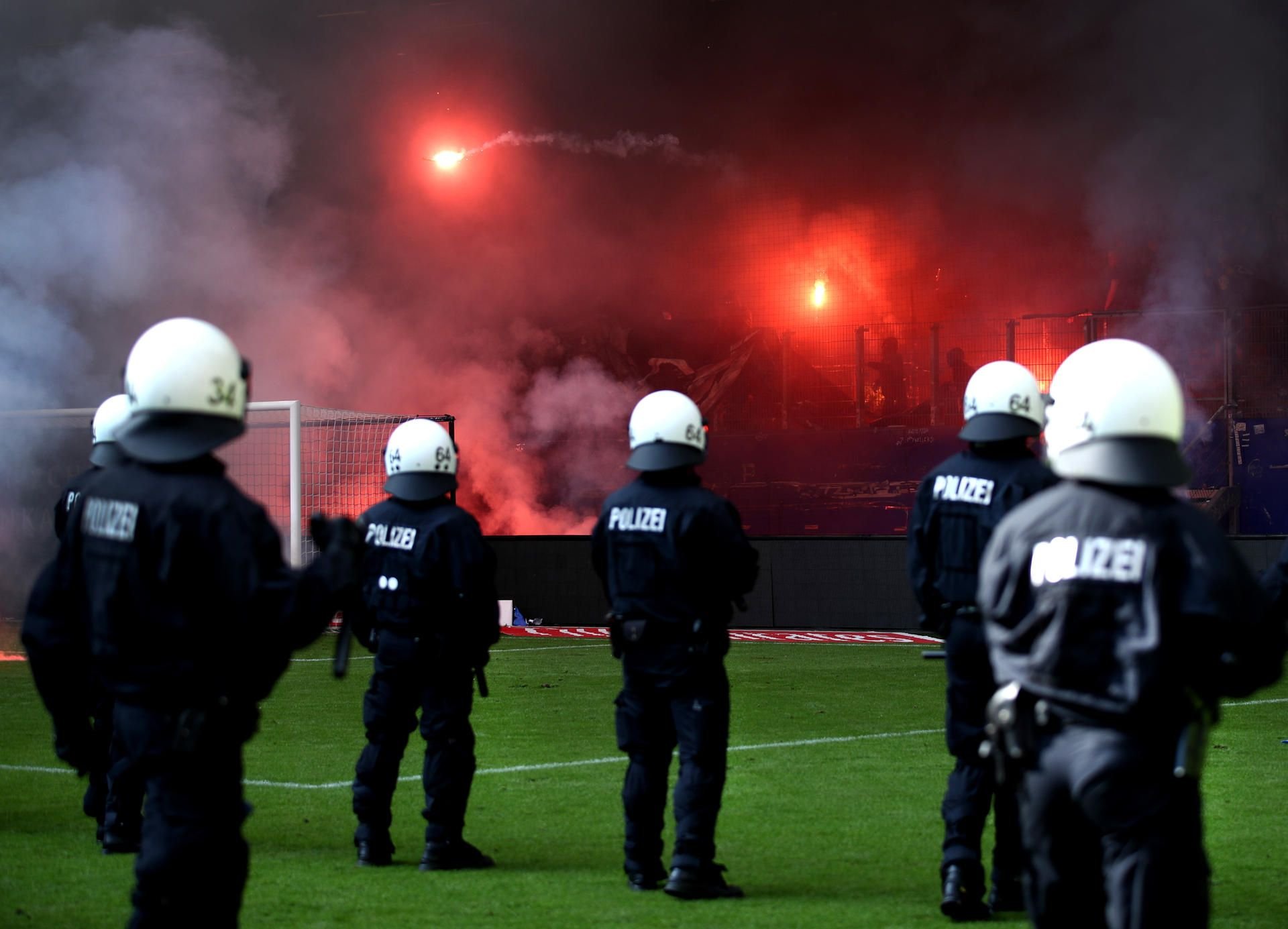 Das Spiel zwischen dem Hamburger SV und Borussia Mönchengladbach musste für mehrere Minuten unterbrochen werden.