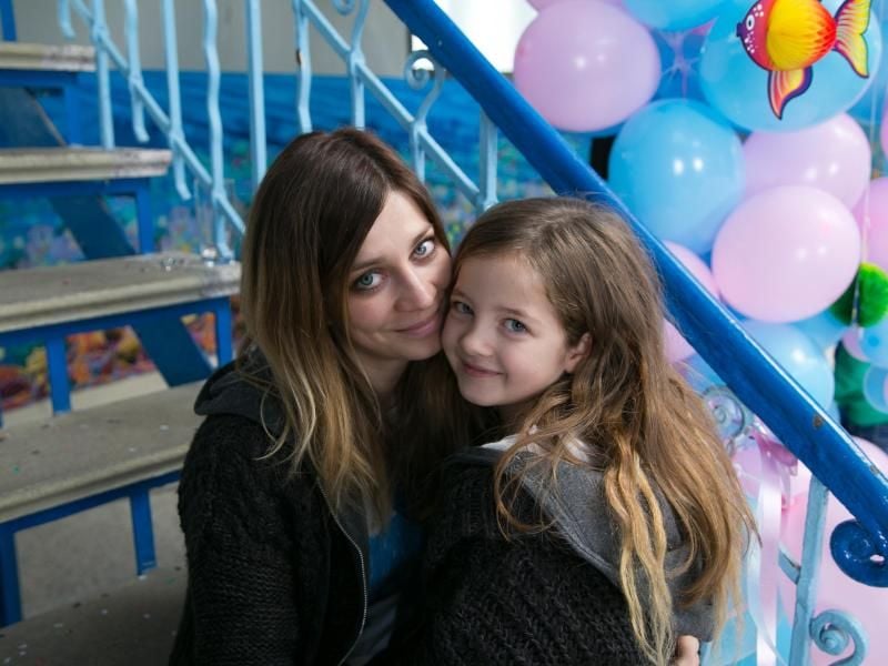 Karo (Claudia Eisinger) und Klein-Karo (Emelie Harbrecht) beim Kinderfest. Foto: Orlindo Frick/rbb/UFA FICTION/ARD