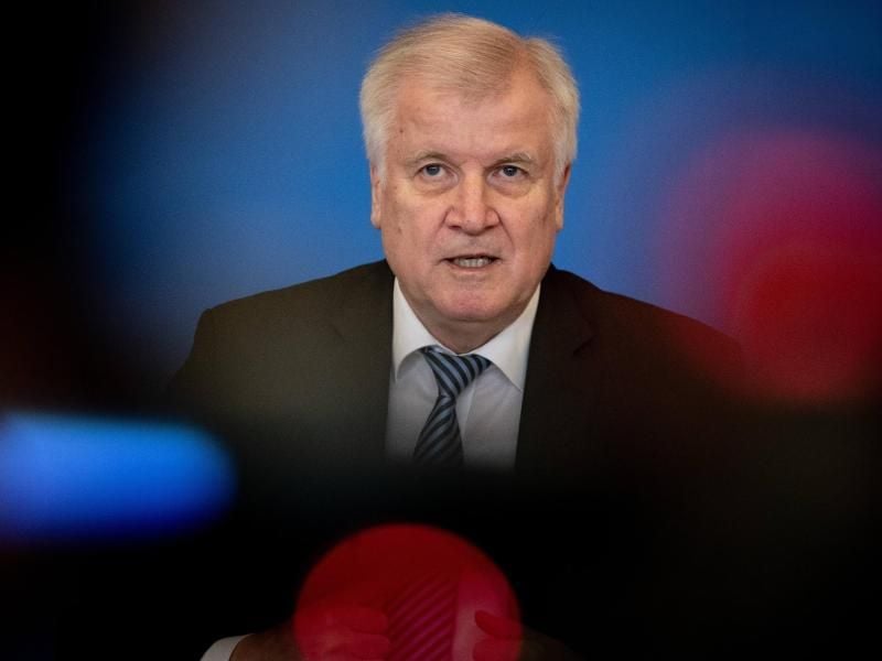 Horst Seehofer stellt den „Masterplan Migration” im Bundesinnenministerium vor. Foto: Kay Nietfeld