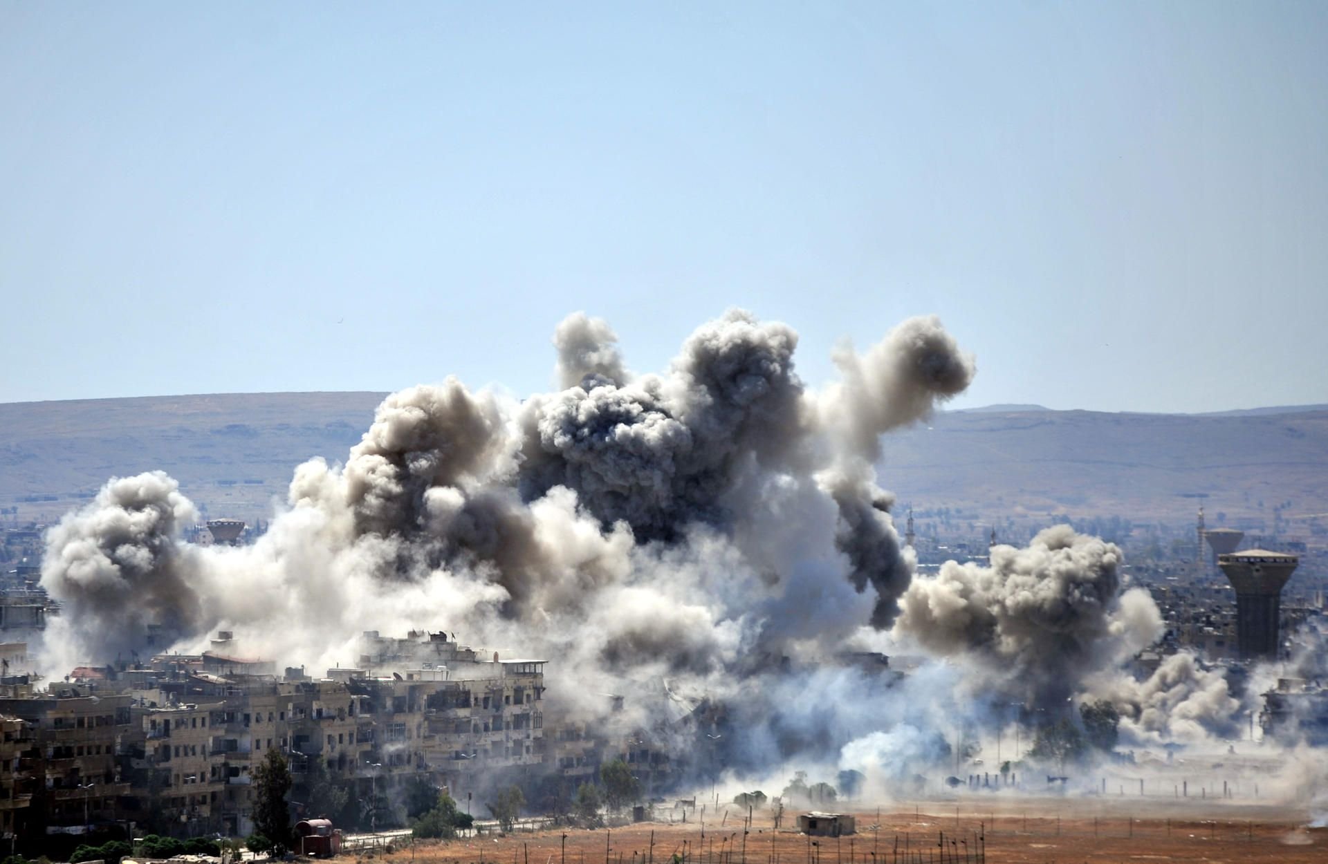 Erneut sind Bomben auf einen syrischen Militärstützpunkt gefallen.