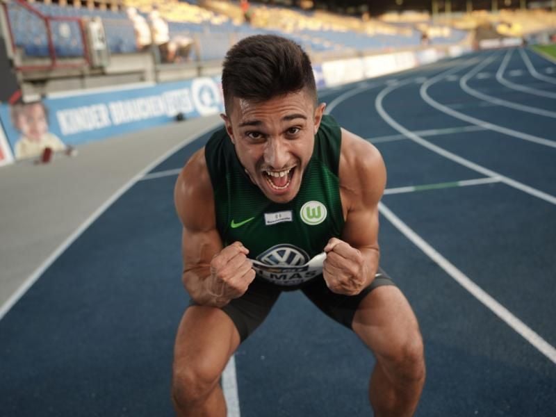 Lief die 100 Meter in starken 10,09 Sekunden: Deniz Almas jubelt als neuer Deutscher Meister. Foto: Michael Kappeler/dpa