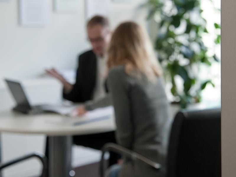 Manche Geldinstitute versuchen Kunden den Umstieg von einem alten, gut verzinsten Sparvertrag auf einen neuen, weniger lukrativen schmackhaft zu machen. Kunden sollten solche Angebote gut prüfen. Foto: Andrea Warnecke