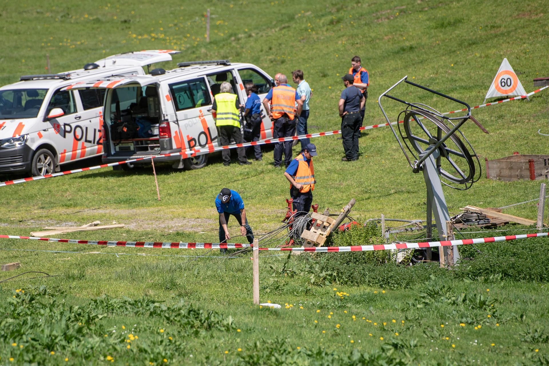 Polizei und Experten untersuchen die Unfallstelle in der Schweiz.