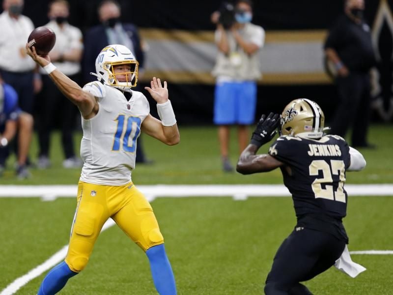 Quarterback Justin Herbert (l) verlor mit den Los Angeles Chargers gegen die New Orleans Saints. Foto: Brett Duke/AP/dpa