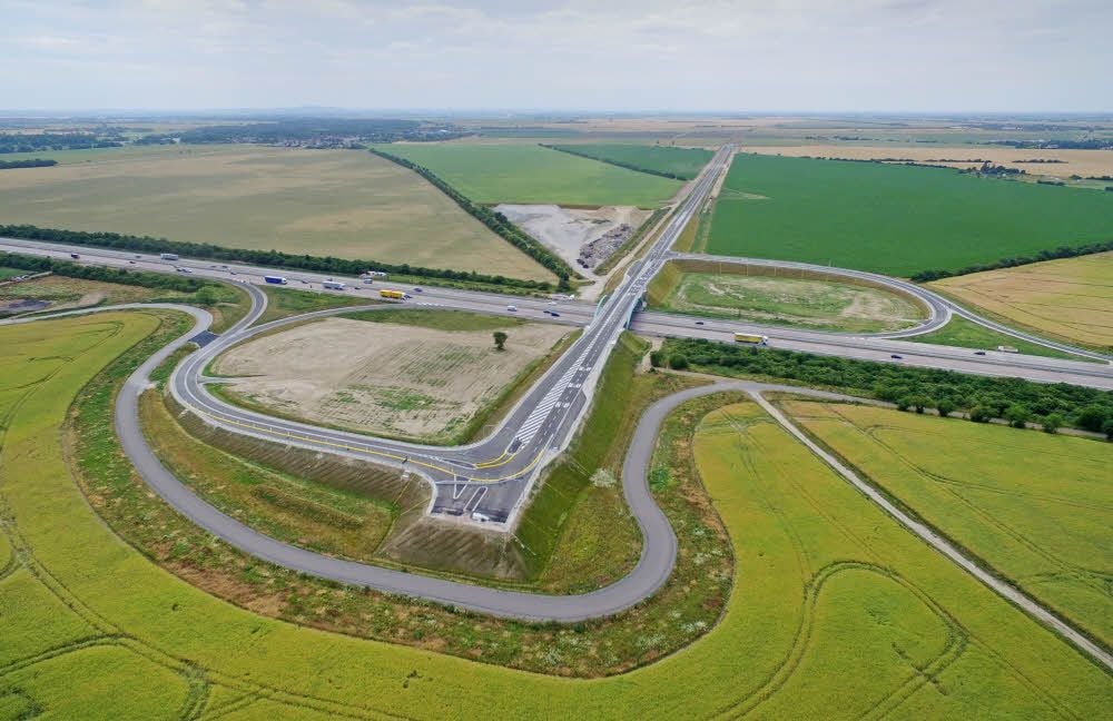 Autofahrer rollen über die neu gebaute Trasse bei Thurland.