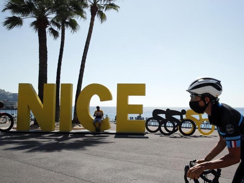 In Nizza startet die 107. Tour de France. Foto: Christophe Ena/AP/dpa