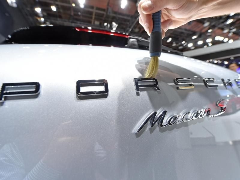 Das Kraftfahrt-Bundesamt hat als erstes die Umrüstung des Geländewagens „Macan” von Porsche freigegeben. Foto: Uli Deck/Archiv