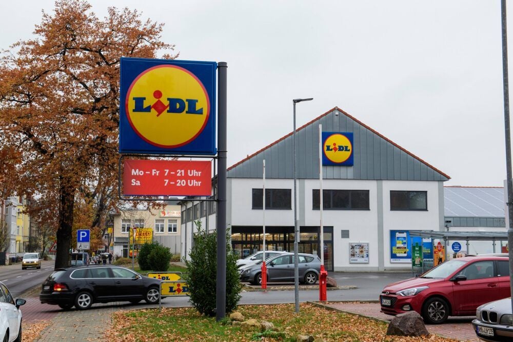 Die Lidl-Filiale in der Naumburger Rosa-Luxemburg-Straße. Ein bewaffneter bedrohte hier am Montagabend zwei Verkäuferinnen.