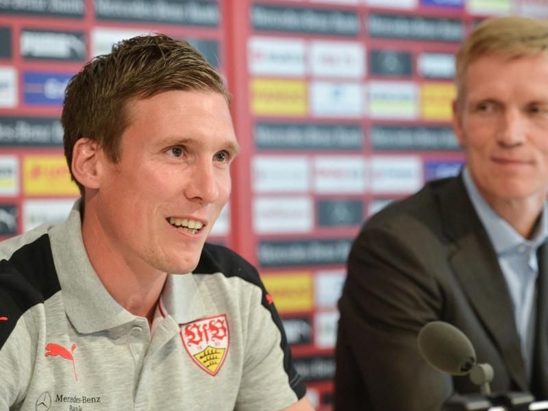 Trainer Hannes Wolf und Sportvorstand Jan Schindelmeiser (r) wollen mit dem VfB aufsteigen. Foto: Silas Stein