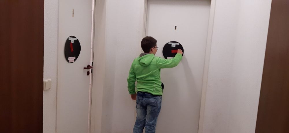 Die Toiletten-Ampel wird eingestellt.