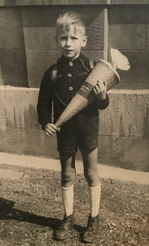 Große Zuckertüte? Von wegen! Jörg Trobitzsch im Herbst 1946 bei seiner Einschulung vor der Bergschule Bad Kösen.