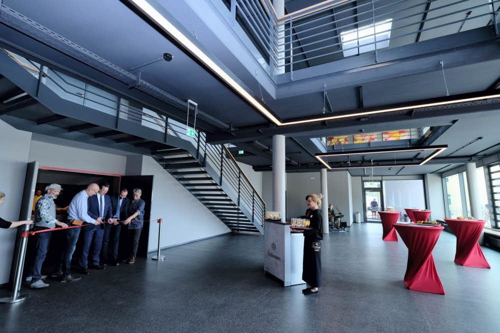 Nach dem Banddurchschnitt ist das Foyer eröffnet.