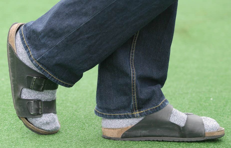 Einer der Klassiker unter den Modesünden im Sommer: Viele Männer tragen Socken in den Sandaletten.