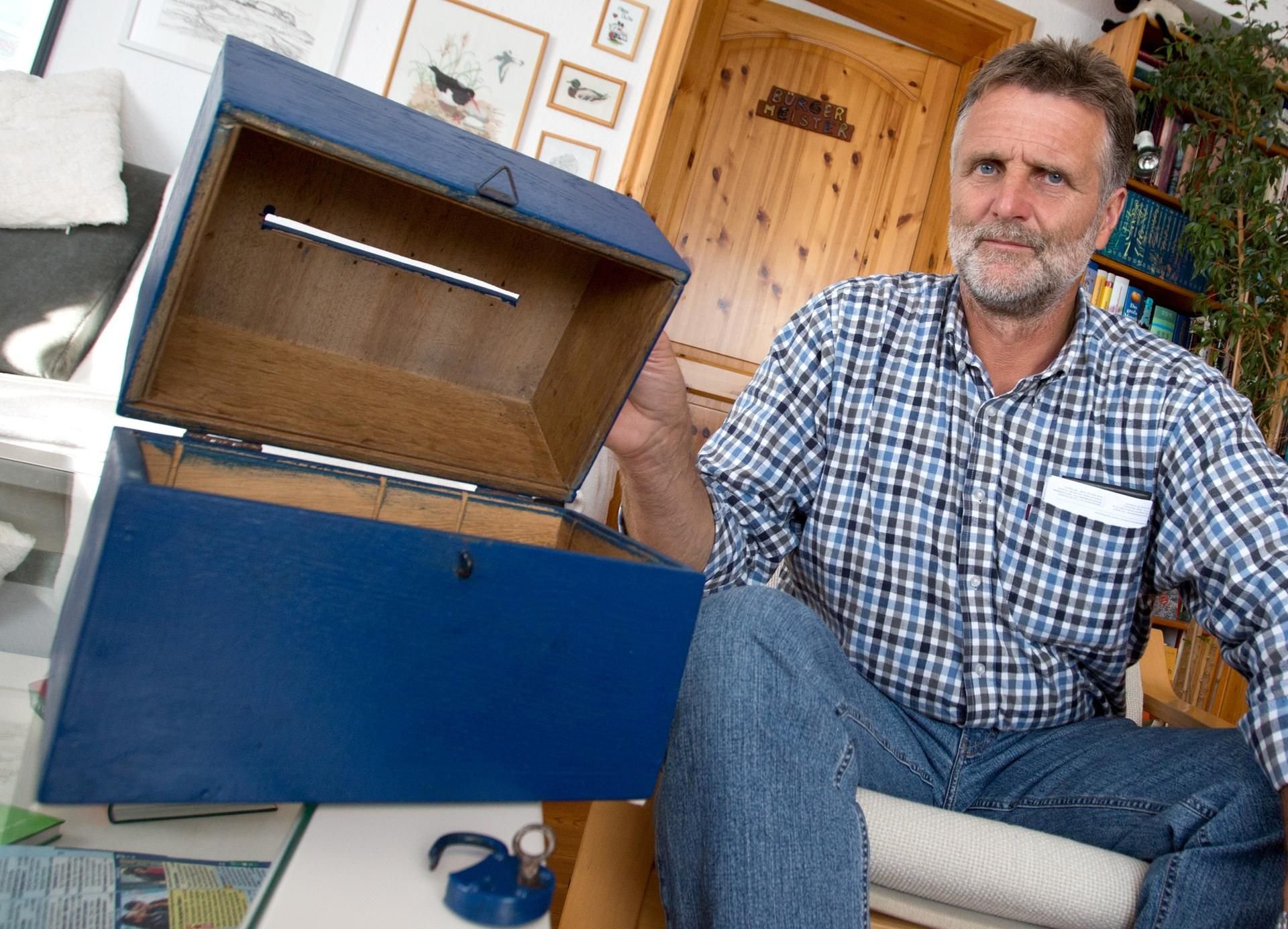 Der Bürgermeister von Mommsen in seinem Wohnzimmer/Wahllokal.