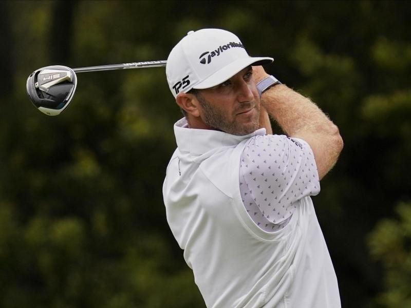 Liegt beim ersten Major-Turnier des Jahres 2020 in Führung: Dustin Johnson. Foto: Jeff Chiu/AP/dpa