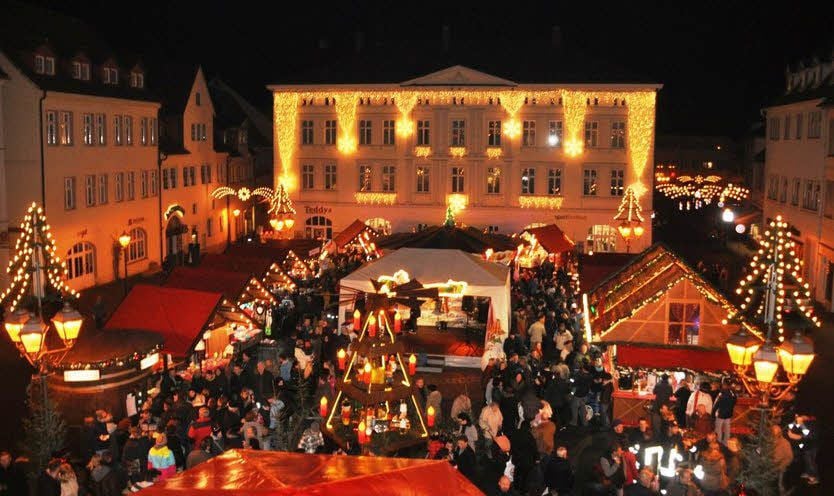 Abends entfaltet der Eisleber Weihnachtsmarkt seinen besonderen Charme.