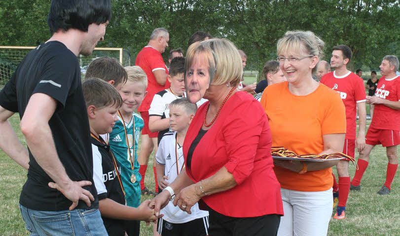 Bundeskanzlerin Angela Merkel (Jutta Kralle) überreichte die Medaillen.