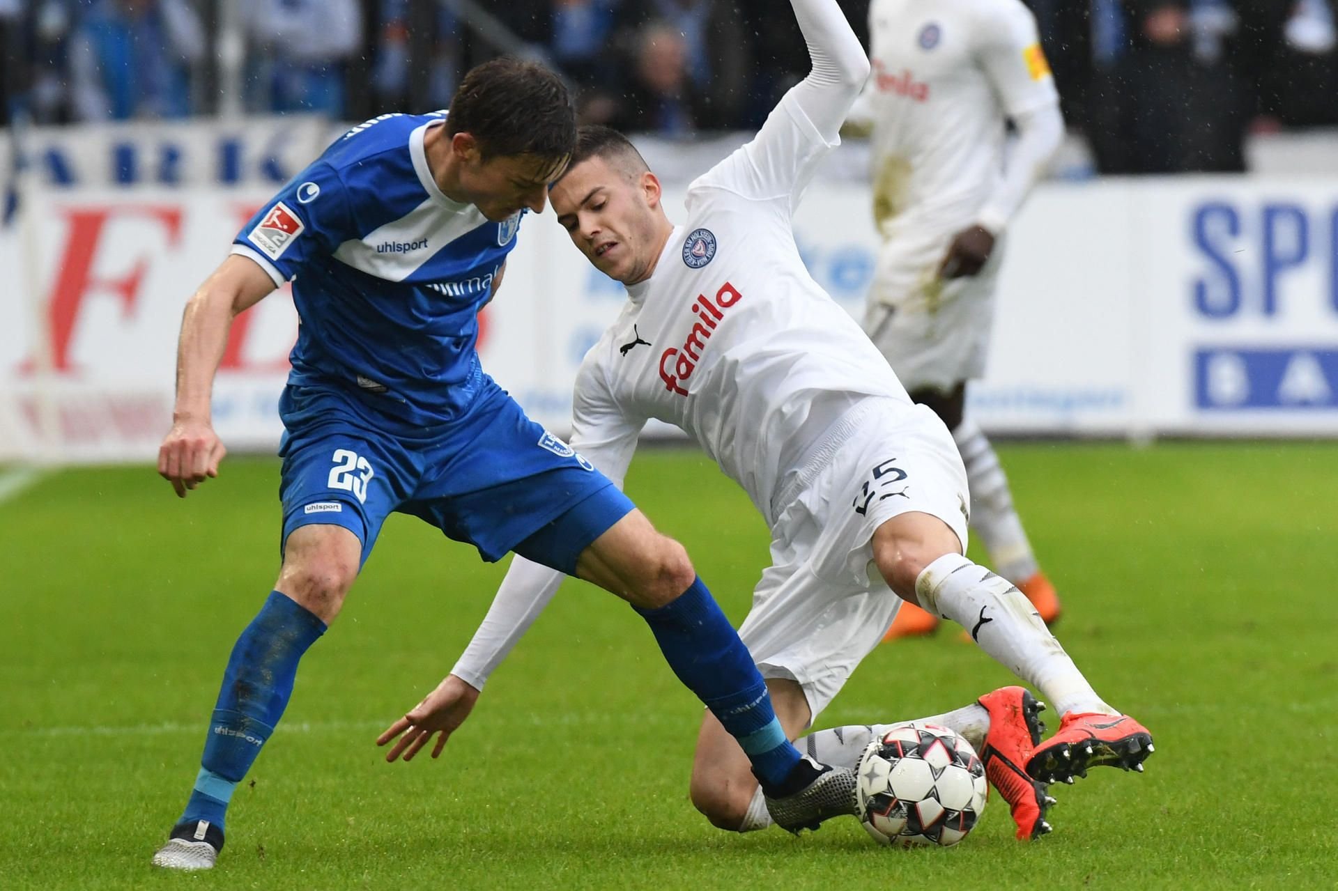 Magdeburgs Charles-Elie Laprevotte (l) und Kiels Laszlo Benes kämpfen um den Ball.