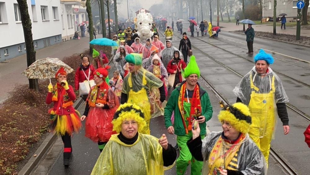 Trotz anhaltendem Regen zog zum „Rosensonntag“ ein langer Tross mit Narren und Jecken durch die Dessauer Innenstadt. Es war inzwischen der 23. Karnevalsumzug in der Stadt.