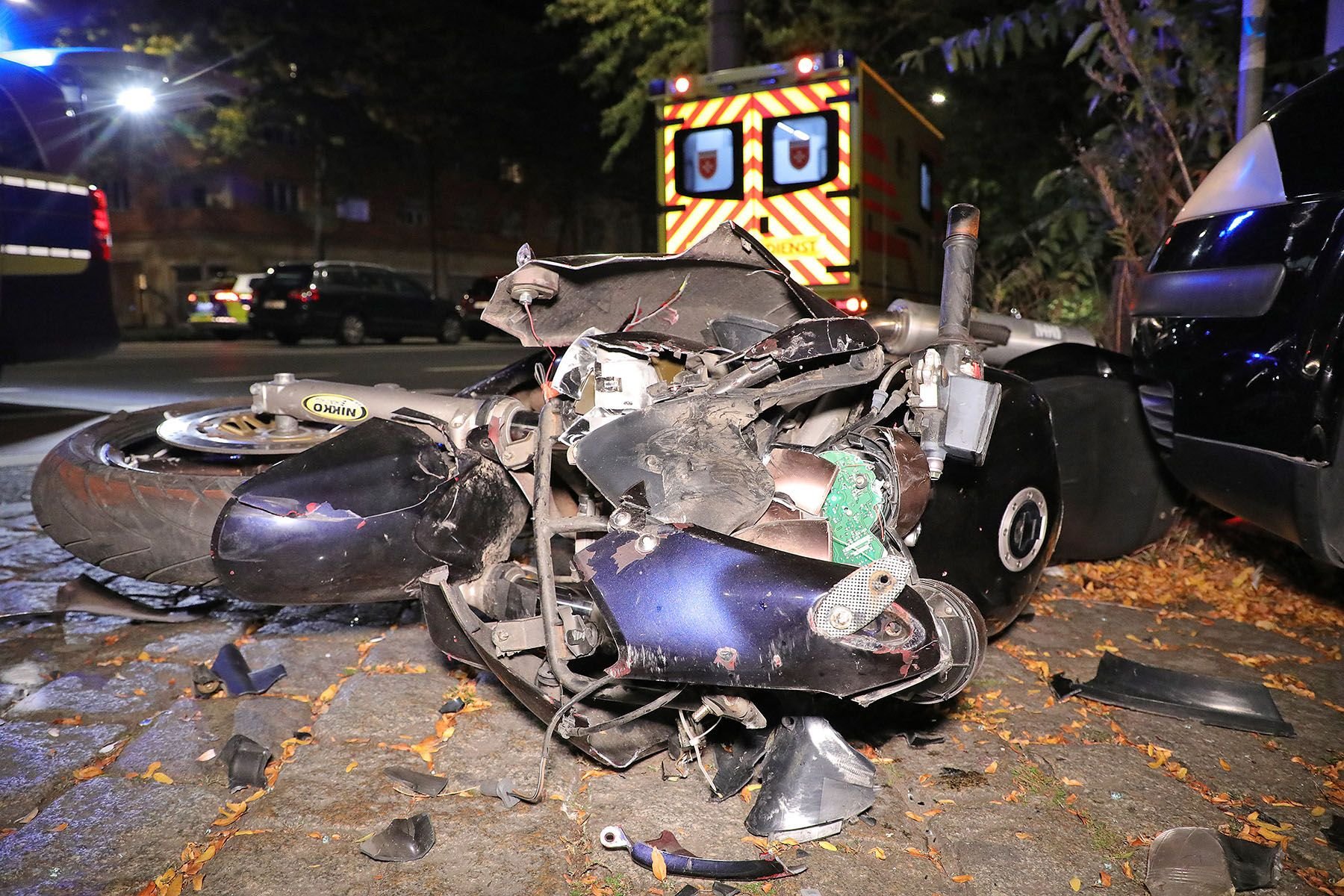 Das völlig zerstörte Motorrad liegt an der Unfallstelle in Dresden. Der Fahrer der Maschine überlebte den Unfall am Donnerstagabend nicht.