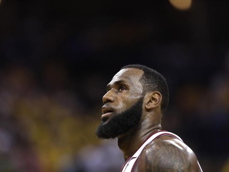 Basketball-Superstar LeBron James ist erneut verbal vom US-Präsidenten Trump angegangen worden. Foto: Marcio Jose Sanchez/AP