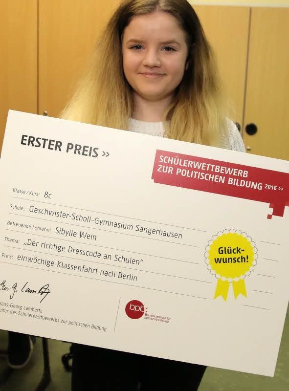 Joy Köhler mit der Urkunde