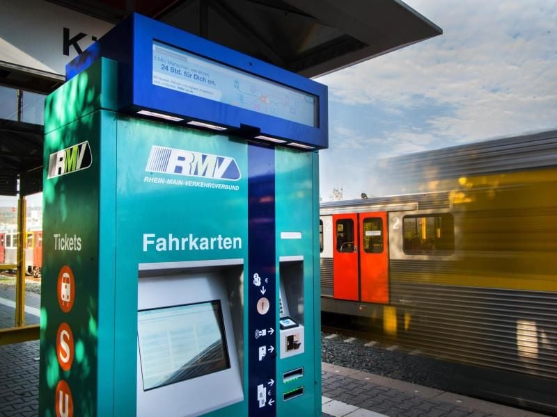 Ein Fahrkarten-Automat des Rhein-Main Verkehrsverbund auf einem Bahnsteig. Foto: A.Arnold/Archiv