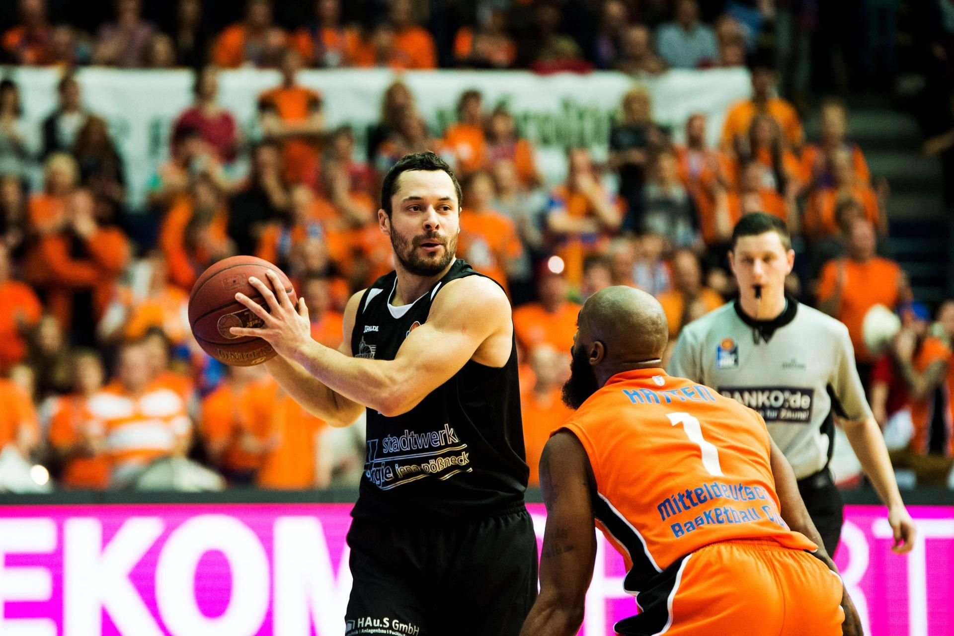Ermen Reyes Napoles (Jena, li.) am Ball gegen Marcus Hatten (MBC Weißenfels)