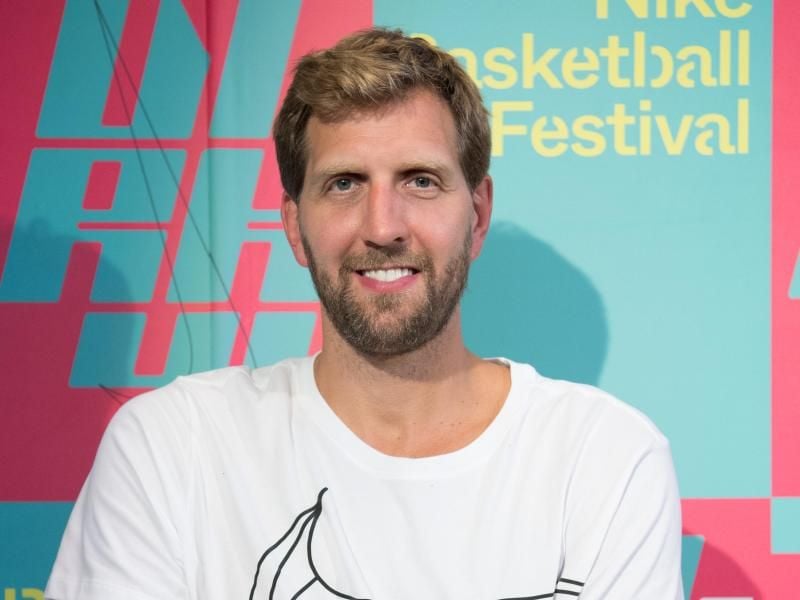Dirk Nowitzki hat in Georgien die Basketball-Akademie des früheren NBA-Topspielers Zaza Pachulia besucht. Foto: Jörg Carstensen