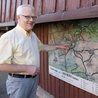 Ortsbürgermeister Udo Lucas an der Karte, die die vielen Wanderwege rund um Wolfsberg zeigt.