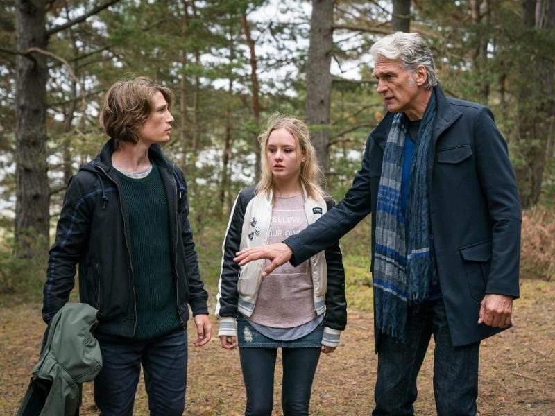 Werden Niklas Anders (Sven Gielnik, l.), Lucy Wallin (Felicia Truedsson, M.) und Robert Anders (Walter Sittler, r.) die kleine Stella finden? Foto: ZDF