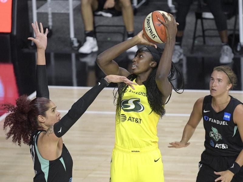 Die Spielerinnen der US-Basketball-Profiliga haben den Saisonstart zu einem starken Zeichen gegen Rassismus in den USA genutzt. Foto: Phelan M. Ebenhack/FR121174 AP/dpa