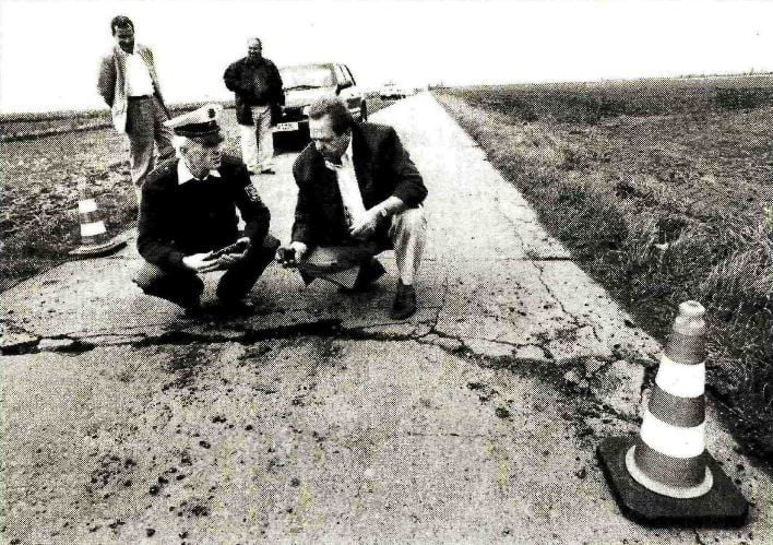 Tiefe Risse wurden am 11. September 1996 auf einer Straße zwischen Teutschenthal und Holleben entdeckt. Polizeihauptmeister Manfred Reichardt und Helmut Trümpier vom Landratsamt Saalkreis begutachteten den Schaden.
