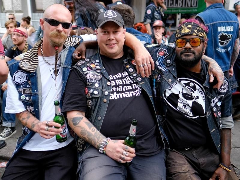 Die norwegische Punk-Band Turbonegro hat eine treue Fangemeinde, die sogenannte Turbojugend. Dazu gehören auch Reine (44, l-r), Jack (32) und Martin (34) aus Schweden. Foto: Axel Heimken