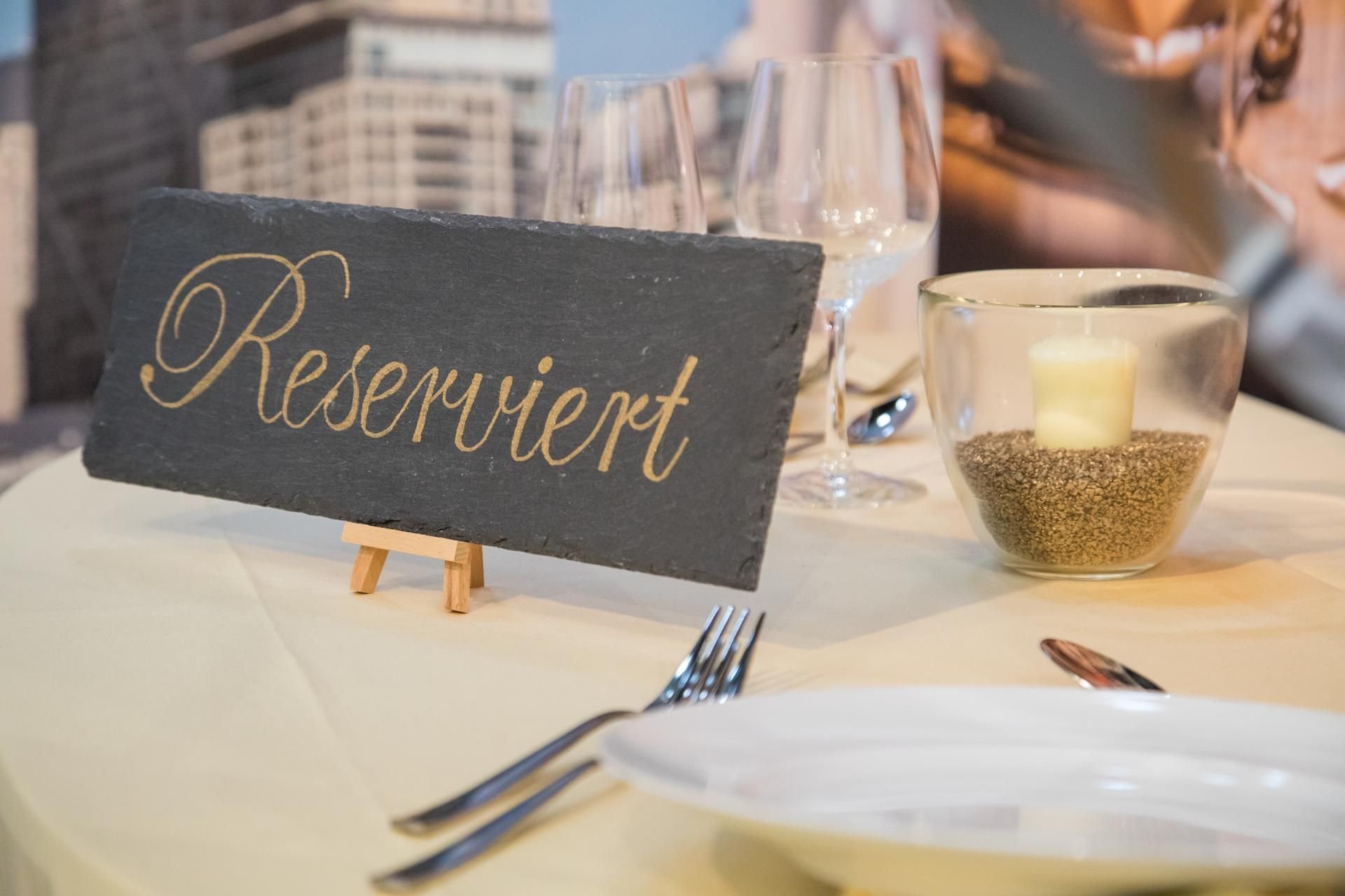 Wer eine Tisch-Reservierung ohne Absage platzen lässt, muss unter Umständen eine Kompensation an das Restaurant zahlen.