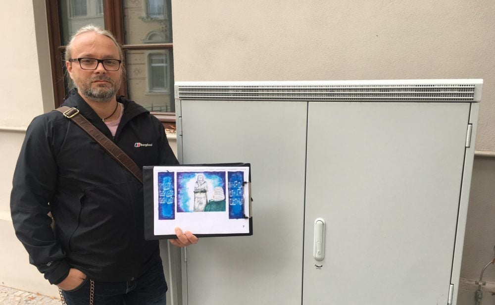 Ron Schmidt mit dem Bild, das den Kasten nahe des Bachplatzes schmücken soll.