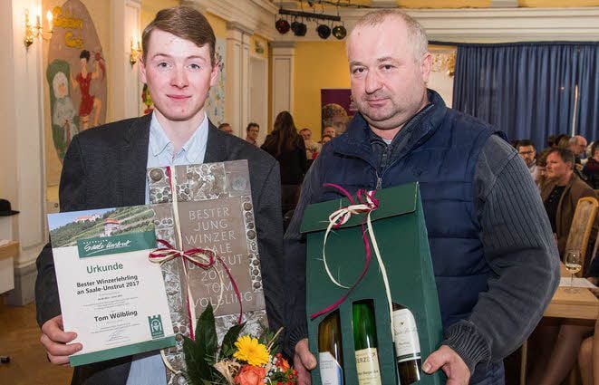 Als bester Winzerabsolvent ausgezeichnet: Tom Wölbling (l.). Ausgebildet wurde er im Weingut von Florian Deckert.