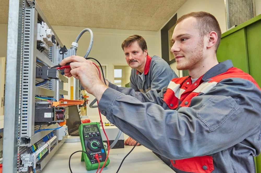 Martin Schmidt (re.) prüft im November vorigen Jahres unter der Aufsicht von Lehrausbilder André Fischer die elektronische Spannung. Der Elektroniker erhielt Höchstnoten für seinen Abschluss. Laut Agentur für Arbeit werden gut ausgebildete und motivierte Facharbeiter auch künftig in der Region gute Chancen am Arbeitsmarkt haben.