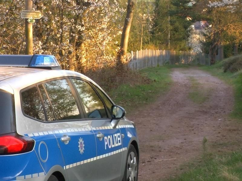 Die Polizei untersucht die Region des Fundorts. Foto: Martin Wichmann